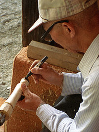200px-Kokeshi-finishing