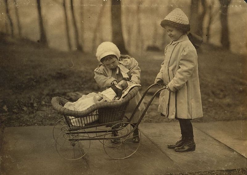 800px-Children_playing_with_Campbell_Kid_dolls