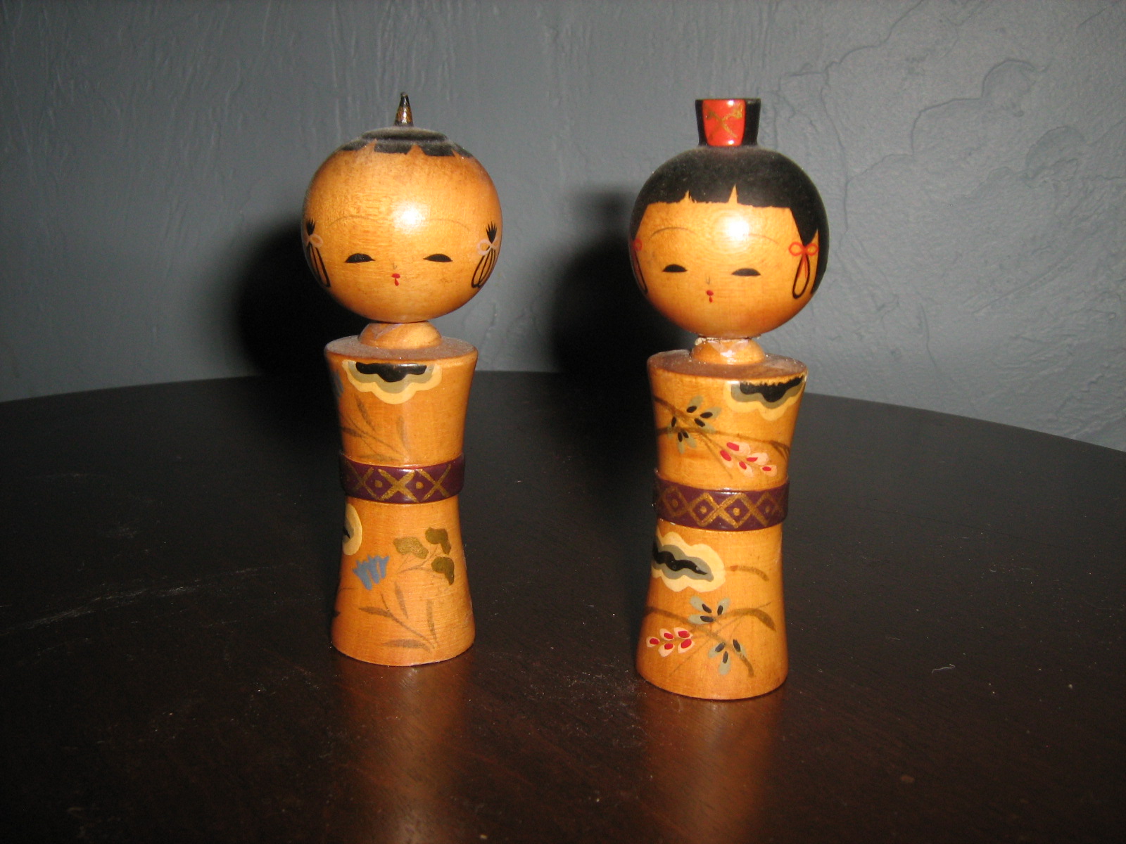 Boy and girl kokeshi