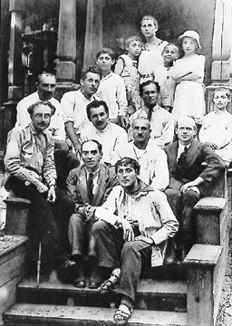 Marc Chagall, front, Der Nister behind him. Public Domain Image via Wikimedia Commons