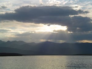 800px-Sunset_at_Hebgen_Lake