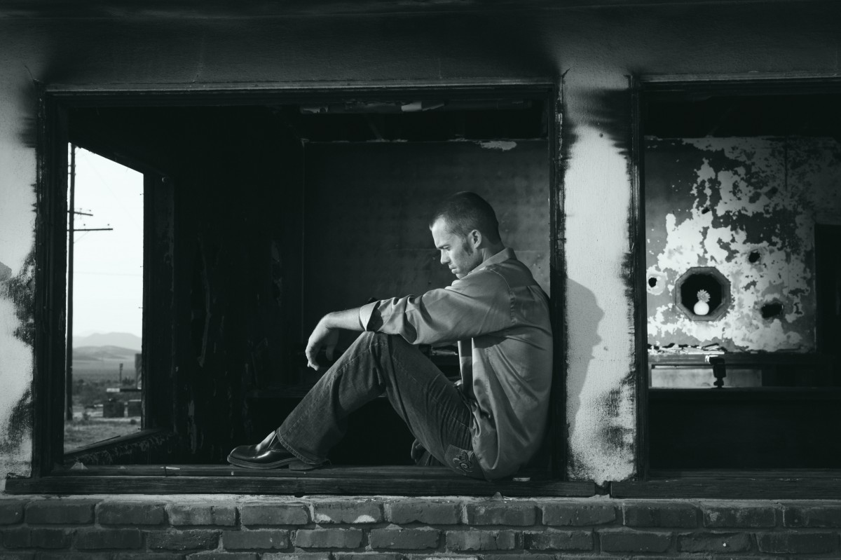 black_and_white_depressed_depression_lonely_man_person_sad_thinking-929326